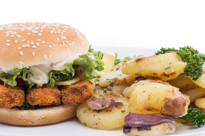 Πιάτο με τις τηγανισμένες πατάτες και Burger ψαριών στοκ φωτογραφίες με δικαίωμα ελεύθερης χρήσης