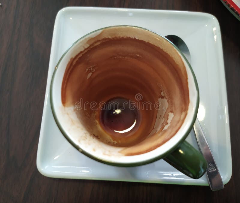 Πιείτε εσπρέσο, ζεστό μαύρο καφέ στο Σινμπουρί της Ταϊλάνδης Το απόγευμα, νιώστε φρέσκο και καθαρό στοκ εικόνες