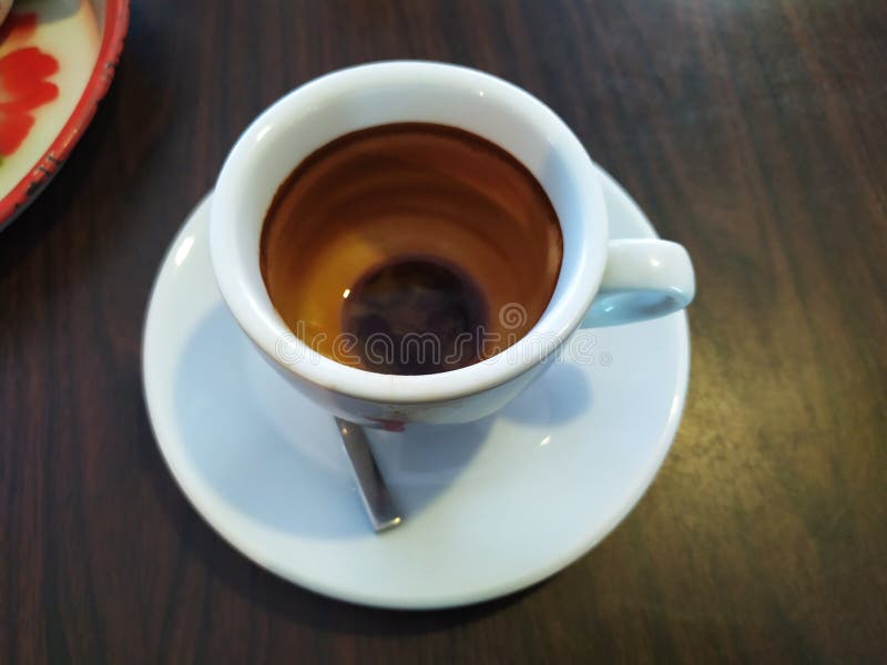 Πιείτε εσπρέσο, ζεστό μαύρο καφέ στο Σινμπουρί της Ταϊλάνδης Το απόγευμα, νιώστε φρέσκο και καθαρό στοκ εικόνες με δικαίωμα ελεύθερης χρήσης