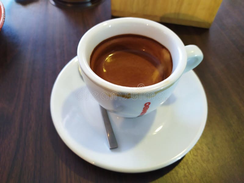 Πιείτε εσπρέσο, ζεστό μαύρο καφέ στο Σινμπουρί της Ταϊλάνδης Το απόγευμα, νιώστε φρέσκο και καθαρό στοκ εικόνες
