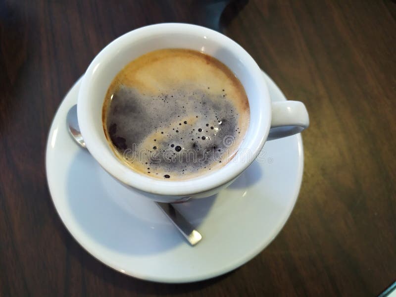 Πιείτε εσπρέσο, ζεστό μαύρο καφέ στο Σινμπουρί της Ταϊλάνδης Το απόγευμα, νιώστε φρέσκο και καθαρό στοκ εικόνες