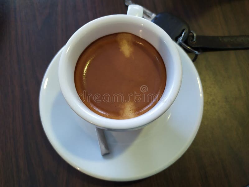 Πιείτε εσπρέσο, ζεστό μαύρο καφέ στο Σινμπουρί της Ταϊλάνδης Το απόγευμα, νιώστε φρέσκο και καθαρό στοκ εικόνες με δικαίωμα ελεύθερης χρήσης