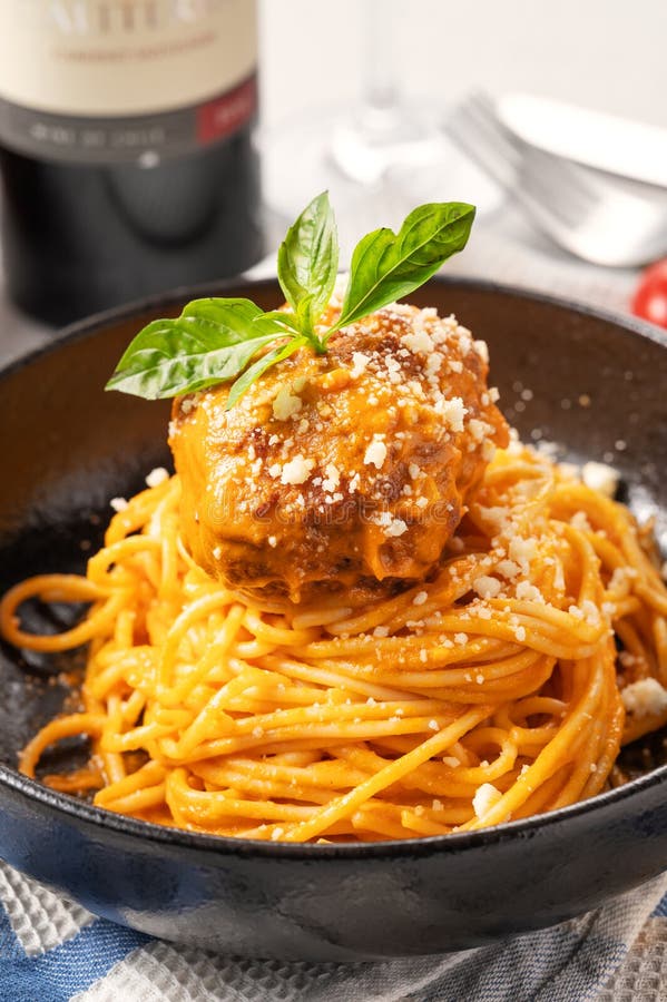 πικάντικη και αρωματική : κλασικό ιταλικό πιάτο ζυμαρικών