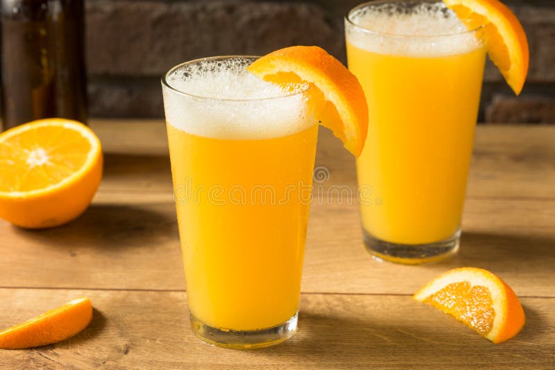 πικάντικο αναζωογονητικό κοκτέιλ beermosa για πρωινό στοκ εικόνα