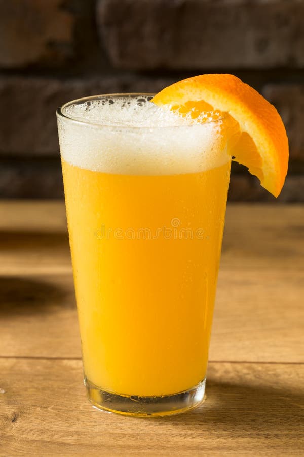 πικάντικο αναζωογονητικό κοκτέιλ beermosa για πρωινό στοκ εικόνα με δικαίωμα ελεύθερης χρήσης