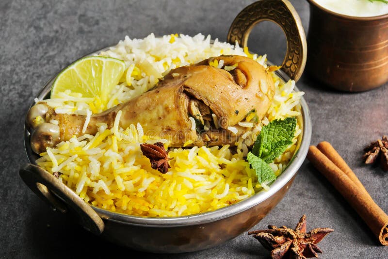 Πικάντικο κοτόπουλο Biryani κοτόπουλου με το ρύζι στα ινδικά τρόφιμα kadai στοκ φωτογραφία με δικαίωμα ελεύθερης χρήσης