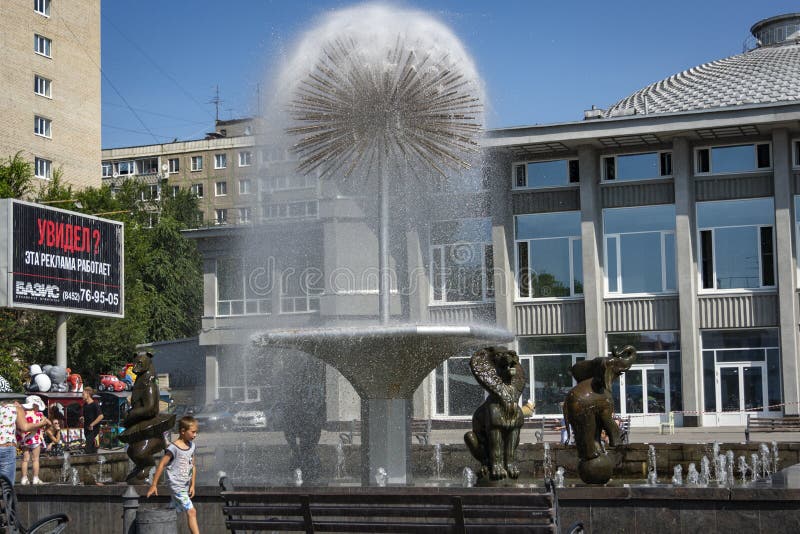 Πικραλίδα πηγών μπροστά από το κτήριο τσίρκων του Σαράτοβ Επίσκεψη της πόλης και μια από τις ομορφότερες πηγές του SAR στοκ εικόνες Πικραλίδα πηγών μπροστά από το κτήριο τσίρκων του Σαράτοβ Επίσκεψη της πόλης και μια από τις ομορφότερες πηγές του SAR στοκ εικόνες