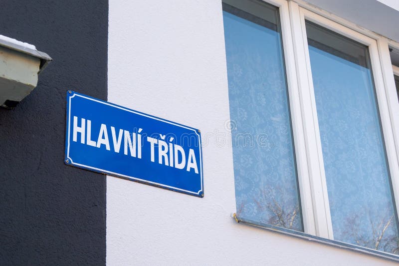 Πινακίδα δρόμου που δείχνει το κείμενο Hlavni trida στην τσεχική γλώσσα μεταφρασμένο ως κεντρική οδός στοκ φωτογραφία