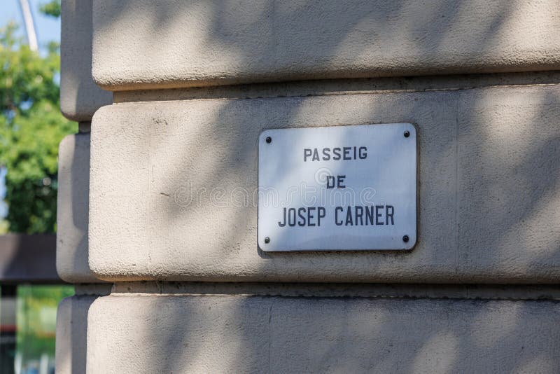 πινακίδα δρόμου που δείχνει τον δρόμο josep carner στη βαρκελώνη στοκ φωτογραφίες