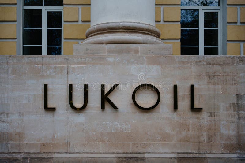 Πινακίδα με την επωνυμία της εταιρείας Lukoil στο Pokrovsky Blvd. οδός στην πόλη Μόσχα Ρωσία στην πρόσοψη γραφείου στοκ φωτογραφία