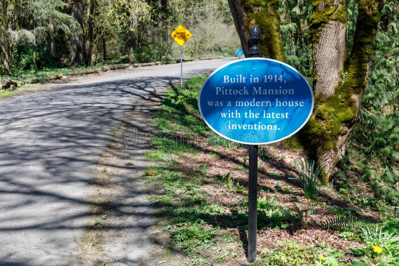 Πινακίδα του μεγάρου Pittock, του διάσημου ορόσημου και του τουριστικού αξιοθεάτου της πόλης του Πόρτλαντ στοκ εικόνα με δικαίωμα ελεύθερης χρήσης Πινακίδα του μεγάρου Pittock, του διάσημου ορόσημου και του τουριστικού αξιοθεάτου της πόλης του Πόρτλαντ στοκ εικόνα με δικαίωμα ελεύθερης χρήσης