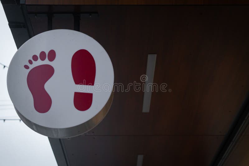 πινακίδα υποκαταστήματος υποδημάτων με αυτοσχέδια ράβδους στο φόντο στοκ φωτογραφία