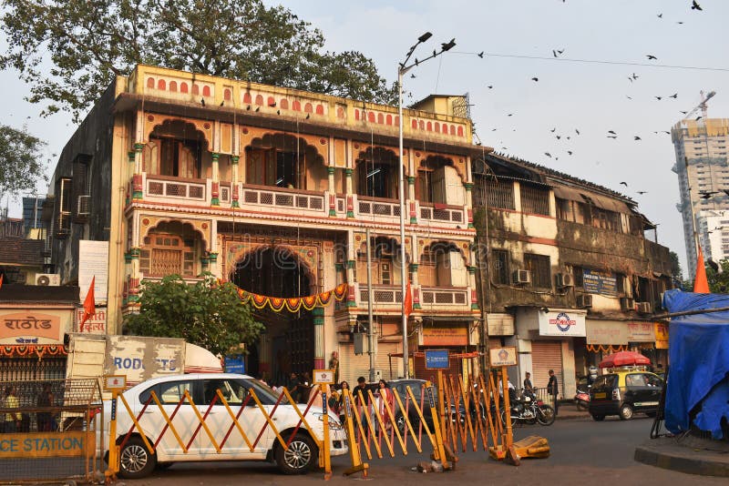 5 νοε 2021 dadar mumbai maharashtra india. πιστοί έξω από το ναό shri shantinath maharaj shwetambar jain ναός μιας πολιτιστικής συνάντησης