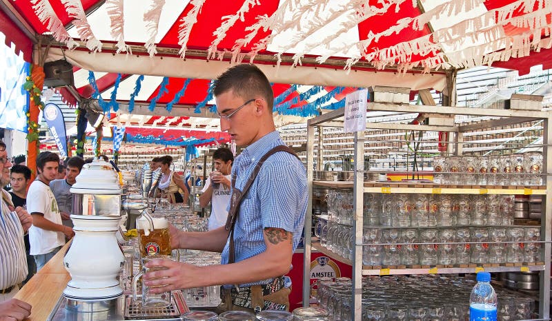 πιό oktoberfest εν ενεργεία σερβιτό& στοκ εικόνες πιό oktoberfest εν ενεργεία σερβιτό& στοκ εικόνες