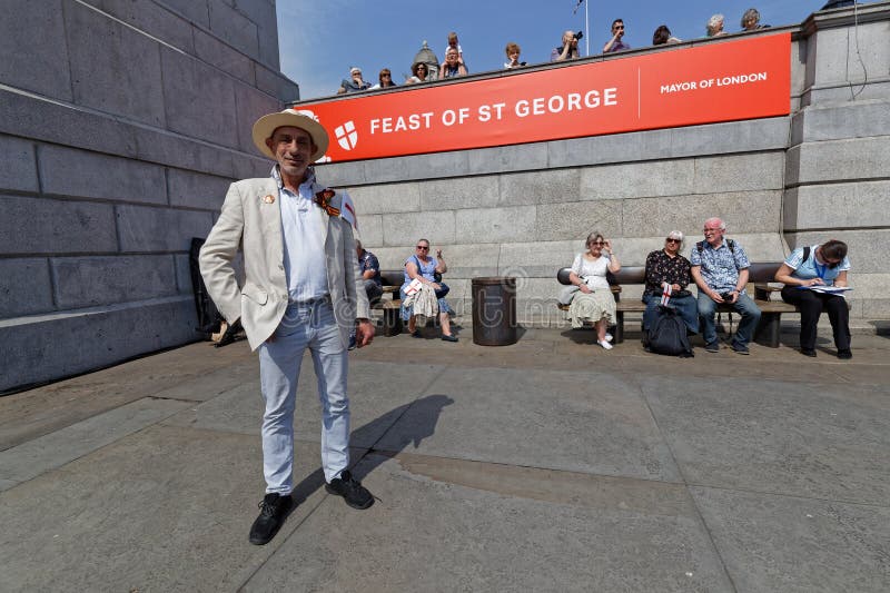 Πλήθος στη γιορτή Αγίου George στη πλατεία Τραφάλγκαρ στοκ φωτογραφία με δικαίωμα ελεύθερης χρήσης Πλήθος στη γιορτή Αγίου George στη πλατεία Τραφάλγκαρ στοκ φωτογραφία με δικαίωμα ελεύθερης χρήσης