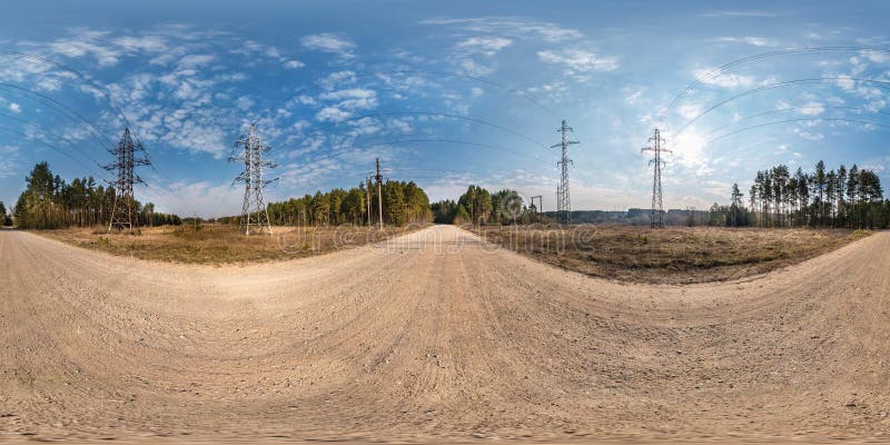 Πλήρες άνευ ραφής σφαιρικό πανόραμα hdri 360 βαθμοί άποψης γωνίας κοντά στους ηλεκτρικούς pylon πύργους υψηλής τάσης στο δρόμο αμ στοκ εικόνες με δικαίωμα ελεύθερης χρήσης