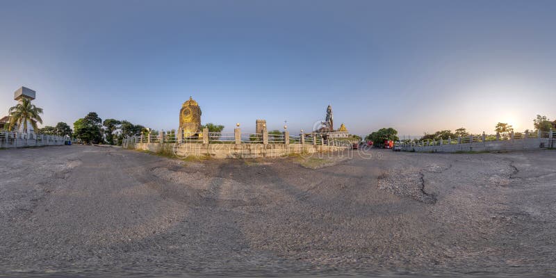 πλήρες πανόραμα 360 hdri κοντά στο ψηλότερο άγαλμα της ινδουιστικής σίβα στην ινδία, στο βουνό κοντά στον ωκεανό, σε ισορροπημένη στοκ φωτογραφία με δικαίωμα ελεύθερης χρήσης