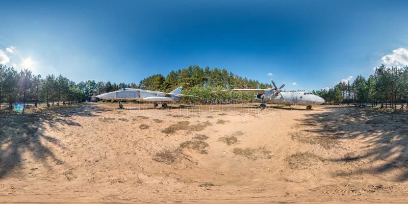 Πλήρες σφαιρικό πανόραμα hdri 360 βαθμοί άποψης γωνίας στο δασικό στρατόπεδο ανταρτών με τα παλαιούς στρατιωτικούς αεροσκάφη και στοκ εικόνα Πλήρες σφαιρικό πανόραμα hdri 360 βαθμοί άποψης γωνίας στο δασικό στρατόπεδο ανταρτών με τα παλαιούς στρατιωτικούς αεροσκάφη και στοκ εικόνα