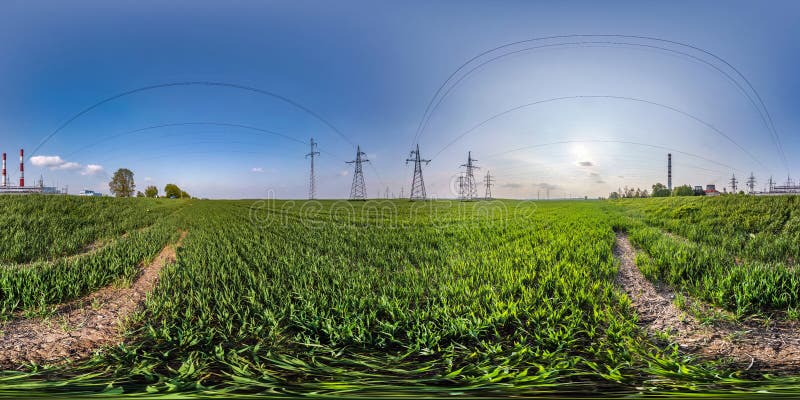 πλήρης σφαιρική εικόνα πανοραμικού hdri 360 μοιρών σε πεδίο με ηλεκτρικούς πύργους πυλώνων υψηλής τάσης σε ισορθογώνια διάταξη στοκ εικόνες με δικαίωμα ελεύθερης χρήσης