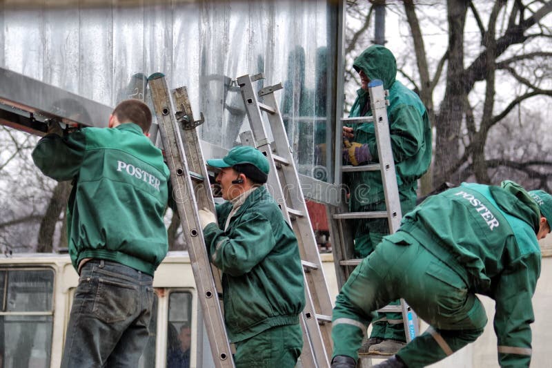 Πλήρωμα του συνόλου εργαζομένων μια αφίσα διαφήμισης στοκ φωτογραφίες με δικαίωμα ελεύθερης χρήσης Πλήρωμα του συνόλου εργαζομένων μια αφίσα διαφήμισης στοκ φωτογραφίες με δικαίωμα ελεύθερης χρήσης
