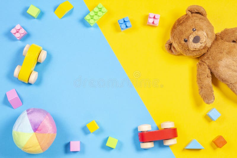 Πλαίσιο παιχνιδιών παιδιών μωρών με τη teddy αρκούδα, ξύλινο αυτοκίνητο παιχνιδιών, ζωηρόχρωμα τούβλα στο μπλε και κίτρινο υπόβαθ στοκ εικόνες με δικαίωμα ελεύθερης χρήσης Πλαίσιο παιχνιδιών παιδιών μωρών με τη teddy αρκούδα, ξύλινο αυτοκίνητο παιχνιδιών, ζωηρόχρωμα τούβλα στο μπλε και κίτρινο υπόβαθ στοκ εικόνες με δικαίωμα ελεύθερης χρήσης