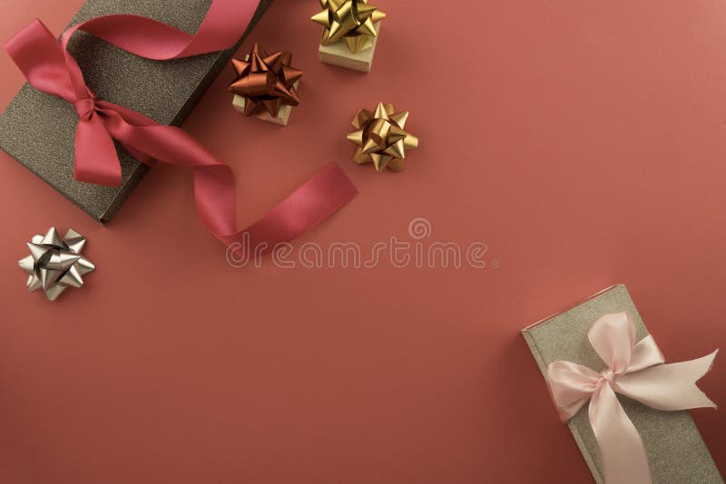 πλαίσιο παρουσίασης xmas με ασημένια λάμψη με κόκκινο πλαίσιο φόντου για προσθήκη του κειμένου σας στοκ εικόνες