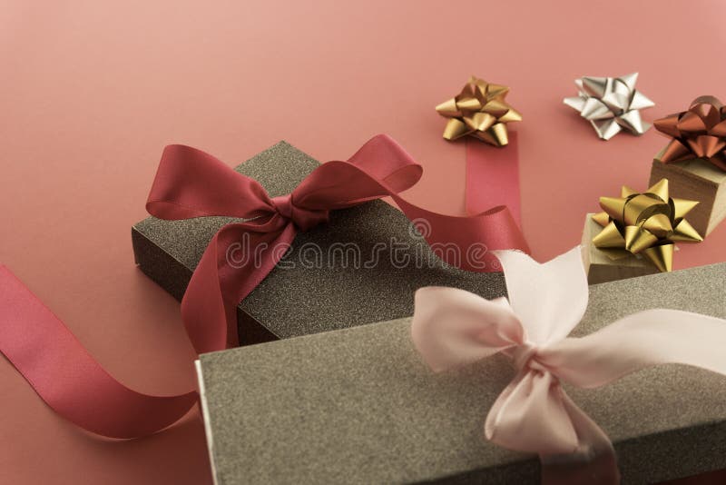 πλαίσιο παρουσίασης xmas με ασημένια λάμψη με κόκκινο πλαίσιο φόντου για προσθήκη του κειμένου σας στοκ εικόνα