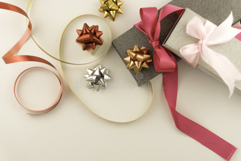 πλαίσιο παρουσίασης xmas με ασημένια λάμψη με λευκό πλαίσιο φόντου για προσθήκη του κειμένου σας στοκ εικόνα