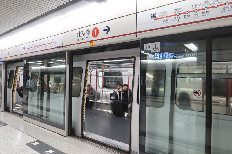 Πλατφόρμα MTR αμαξοστοιχίας Tsuen Wan Line Platform με την πύλη της θύρας ανοιχτή στους επιβάτες με αποσκευές να κάθονται μέσα στοκ φωτογραφία με δικαίωμα ελεύθερης χρήσης