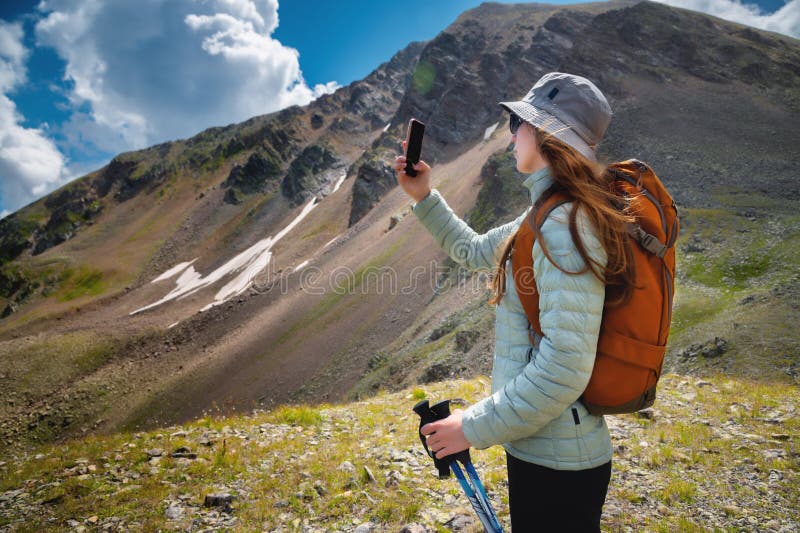 πλαϊνή όψη της γυναίκας blogger που παίρνει selfie στο smartphone, ενώ ανακαλύπτει άγρια εδάφη στις διακοπές της στοκ εικόνες