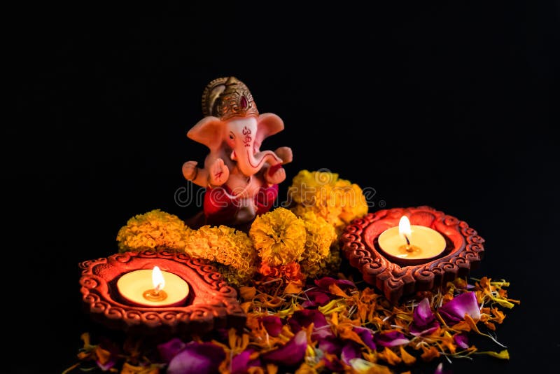 πλαϊνό περίγραμμα δύο γαϊδουριών με άγαλμα ganesha και λουλούδια σε μαύρο φόντο. έννοια πίστης και πεποιθήσεων στοκ φωτογραφίες