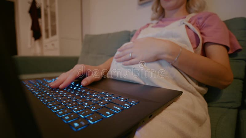 Πλαϊνό πληκτρολόγιο και αναμονή της μαμάκας να εργάζεται αργά. φιλμ μικρού μήκους