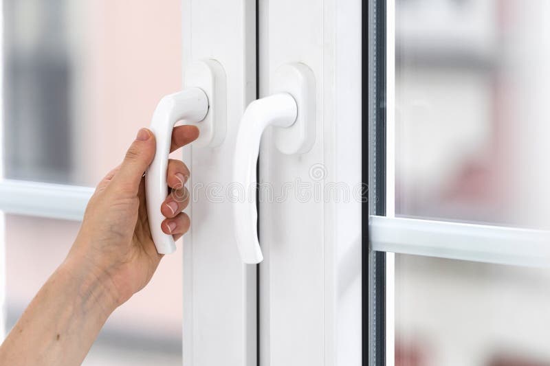 πλεκτή όψη γυναίκας κλείσιμο πόρτας pvc με διπλό υαλοπίνακα στο μπαλκόνι στοκ φωτογραφία με δικαίωμα ελεύθερης χρήσης