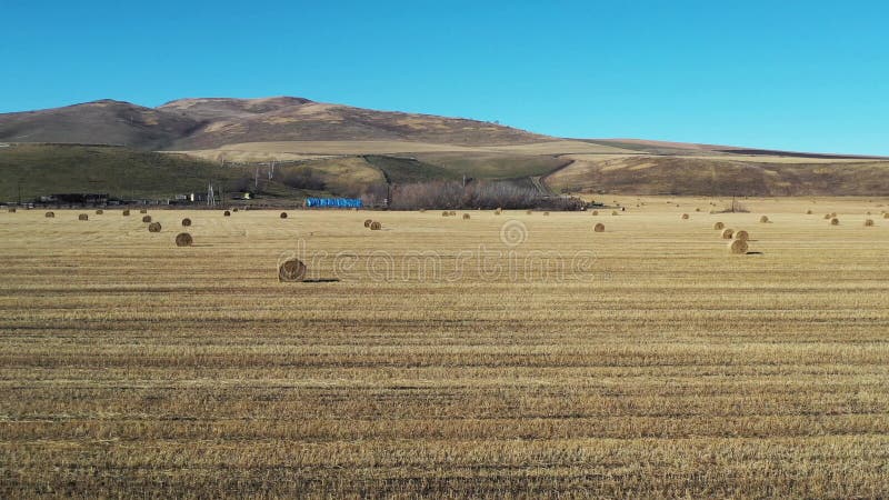 πλευρική έκταση του drone κατά μήκος του αγροτικού χώρου με άχυρα