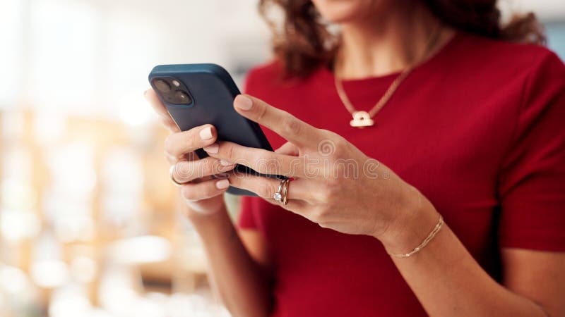 Πληκτρολόγηση μέσω τηλεφώνου και χειραψία με επιχειρηματία στο γραφείο για συνομιλία με πελάτες μέσω δικτύου και εικονικό σύμβουλο στοκ φωτογραφίες