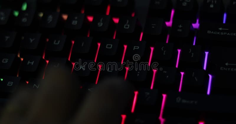 πληκτρολόγηση με το χέρι στο σκοτάδι στο λαμπερό πληκτρολόγιο παιχνιδιών rgb απόθεμα βίντεο