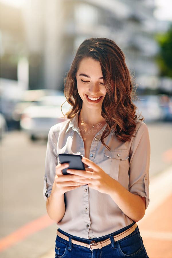 πληκτρολόγηση πόλης και γυναίκα με smartphone για μήνυμα κειμένου συνομιλίας και δικτύωση με ηλεκτρονική επαφή. εξωτερικό θηλυκό ά στοκ εικόνες με δικαίωμα ελεύθερης χρήσης