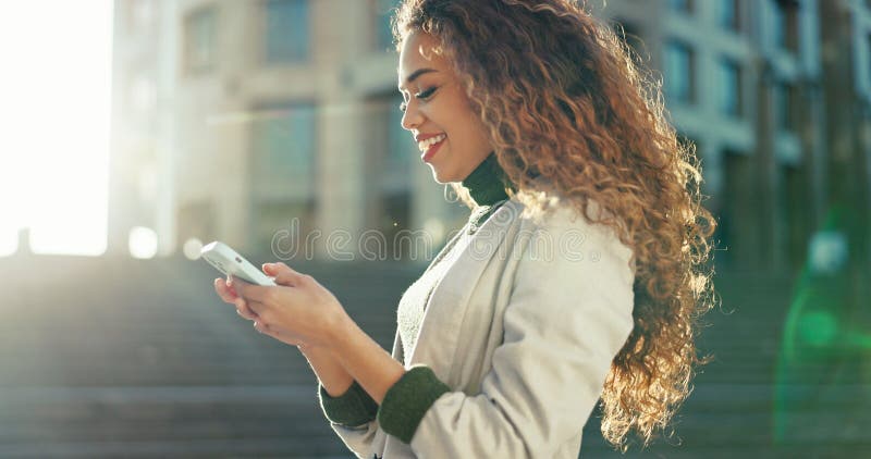πληκτρολόγηση τηλεφώνου και επιχειρηματίας στην πόλη για χρονοδιάγραμμα ελέγχου κειμένου ή ανάγνωση ηλεκτρονικού ταχυδρομείου για στοκ φωτογραφίες