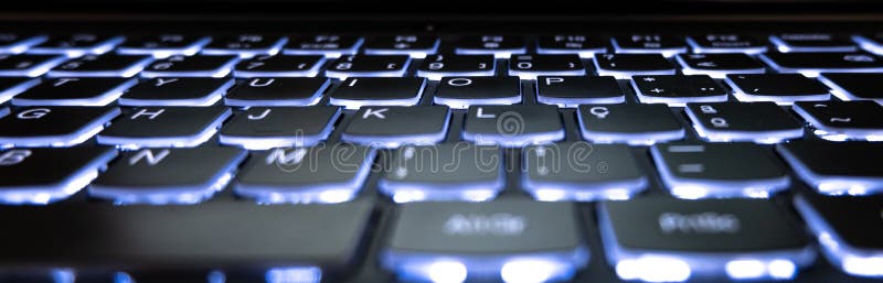Πληκτρολόγιο φορητού υπολογιστή για παιχνίδια με φωτιζόμενα πλήκτρα Χαμηλή γωνία στοκ εικόνες με δικαίωμα ελεύθερης χρήσης Πληκτρολόγιο φορητού υπολογιστή για παιχνίδια με φωτιζόμενα πλήκτρα Χαμηλή γωνία στοκ εικόνες με δικαίωμα ελεύθερης χρήσης