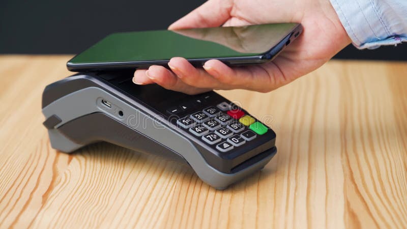 πληρωμή χωρίς επαφές με το smartphone με πράσινη οθόνη εκκίνησης. έννοια ασύρματης πληρωμής. κλειστή γυναίκα με απόθεμα βίντεο