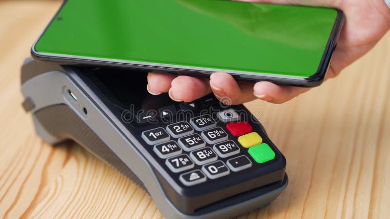 πληρωμή χωρίς επαφές με το smartphone με πράσινη οθόνη εκκίνησης. έννοια ασύρματης πληρωμής. κλειστή γυναίκα με απόθεμα βίντεο