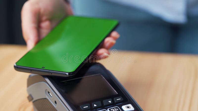 πληρωμή χωρίς επαφές με το smartphone με πράσινη οθόνη εκκίνησης. έννοια ασύρματης πληρωμής. κλειστή γυναίκα με απόθεμα βίντεο