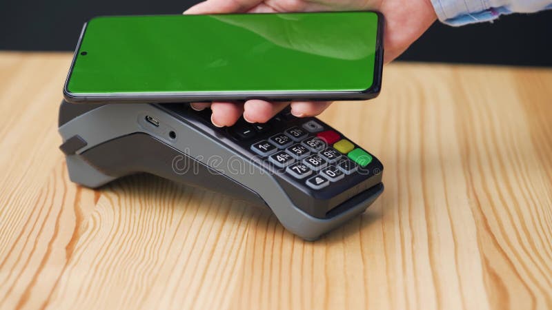 πληρωμή χωρίς επαφές με το smartphone με πράσινη οθόνη εκκίνησης. έννοια ασύρματης πληρωμής. κλειστή γυναίκα με φιλμ μικρού μήκους