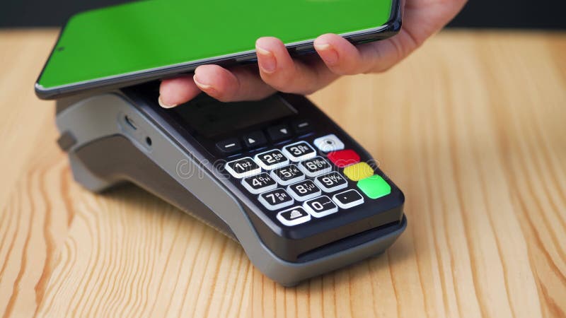 πληρωμή χωρίς επαφές με το smartphone με πράσινη οθόνη εκκίνησης. έννοια ασύρματης πληρωμής. κλειστή γυναίκα με απόθεμα βίντεο