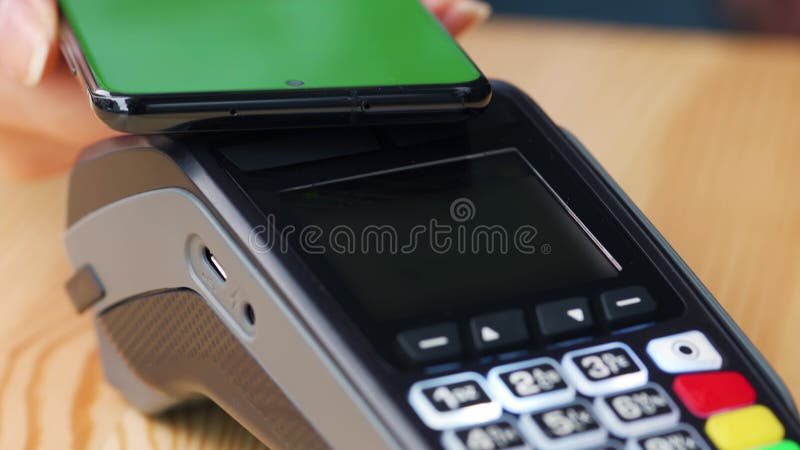 πληρωμή χωρίς επαφές με το smartphone σας με πράσινη οθόνη εκκίνησης. έννοια ασύρματης πληρωμής. κλειστή γυναίκα με απόθεμα βίντεο