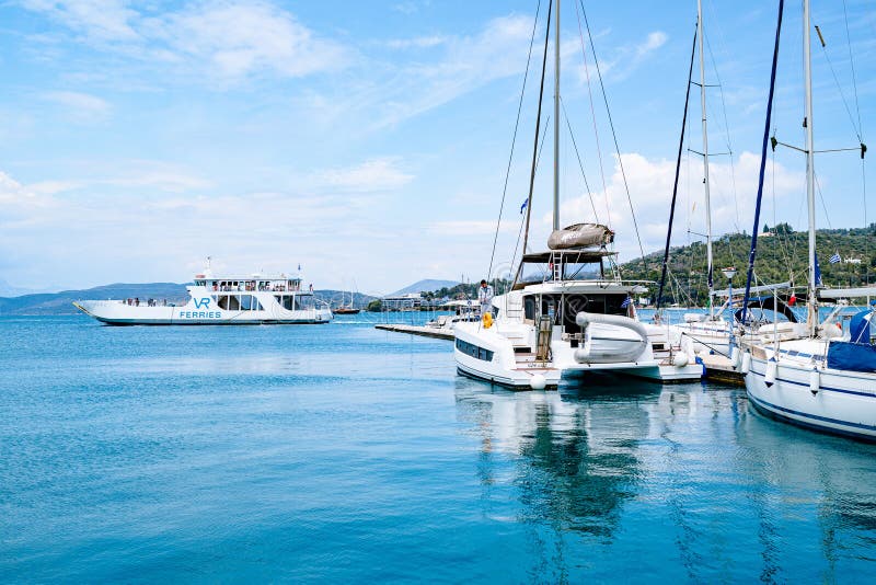 Πλοία διαφόρων μεγεθών που μεταφέρουν τουρίστες στο λιμάνι της νήσου Πόρο Ελλάδα στοκ εικόνα