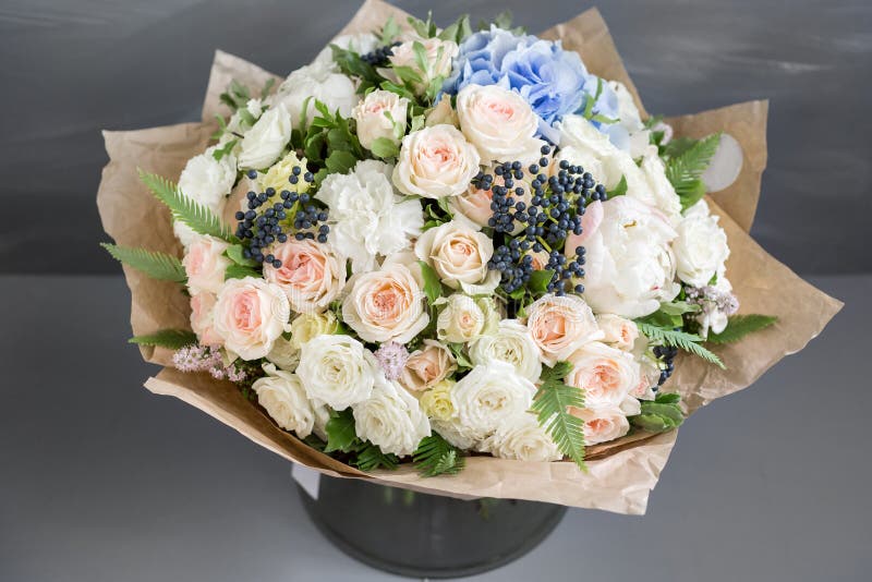 Πλούσια δέσμη των peonies, των τριαντάφυλλων και των λουλουδιών hydrangea, πράσινο φύλλο Φρέσκια ανθοδέσμη άνοιξη Θερινή ανασκόπη στοκ φωτογραφίες Πλούσια δέσμη των peonies, των τριαντάφυλλων και των λουλουδιών hydrangea, πράσινο φύλλο Φρέσκια ανθοδέσμη άνοιξη Θερινή ανασκόπη στοκ φωτογραφίες