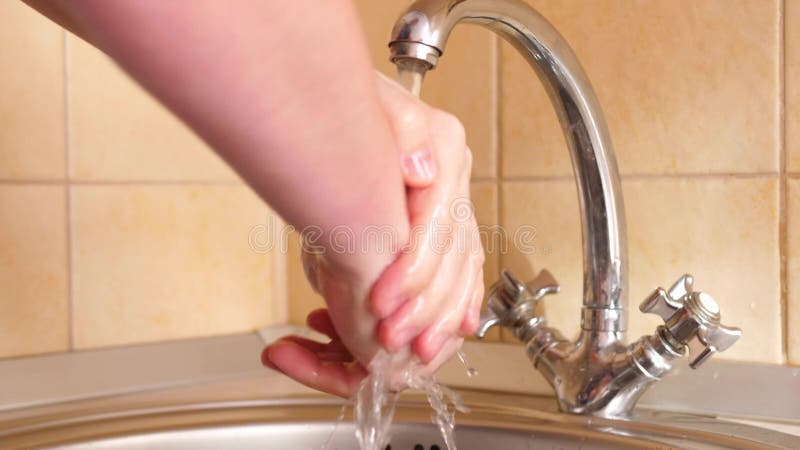 πλύντε τα χέρια σας με ζεστό νερό και σαπούνι μετά από μια βόλτα, εμποδίζοντας τα μικρόβια ή τους ιούς να περάσουν από βρώμικα χέρ