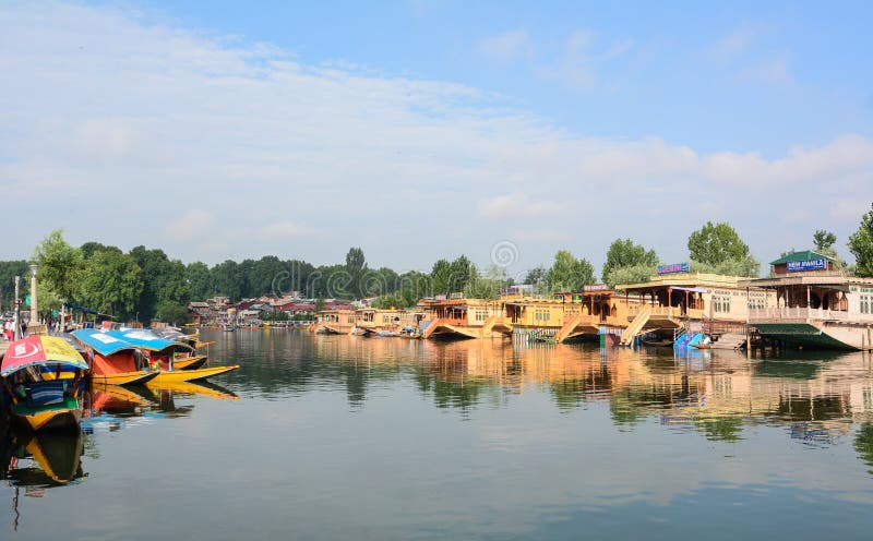 Πολλά ξύλινα επιπλέοντα σπίτια στη λίμνη DAL με τη βάρκα στο Σπίναγκαρ, Ινδία