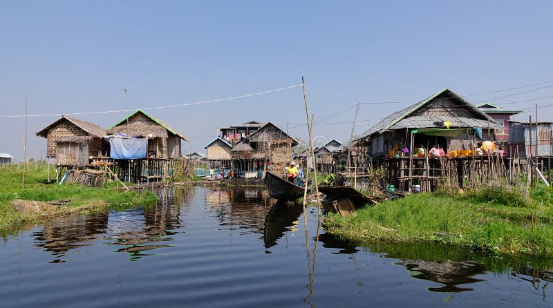 Πολλά ξύλινα σπίτια στη λίμνη Inle, το Μιανμάρ